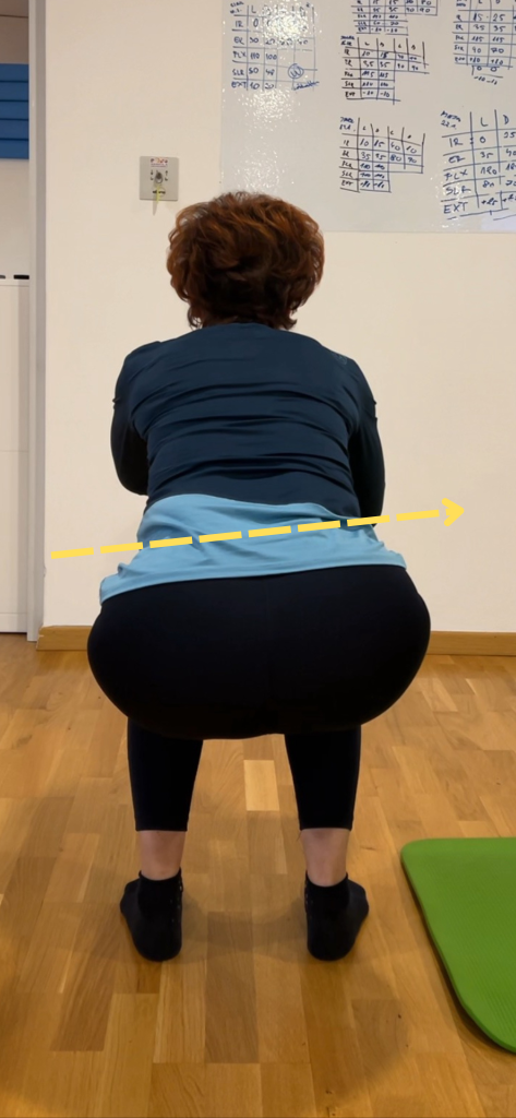 Prikazuje žensko v počepu ki ima desni kolk višje od levega